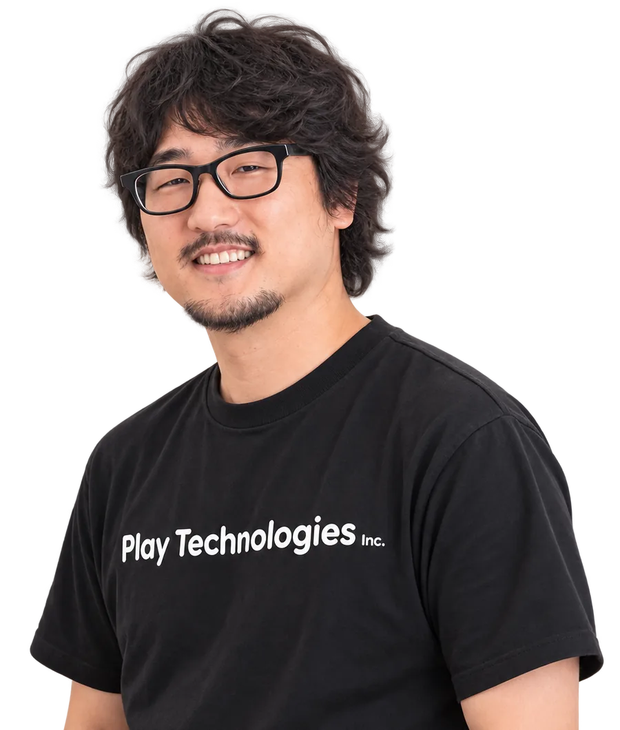 Play Technologies のロゴ入り黒Tシャツを着た、メガネの人物