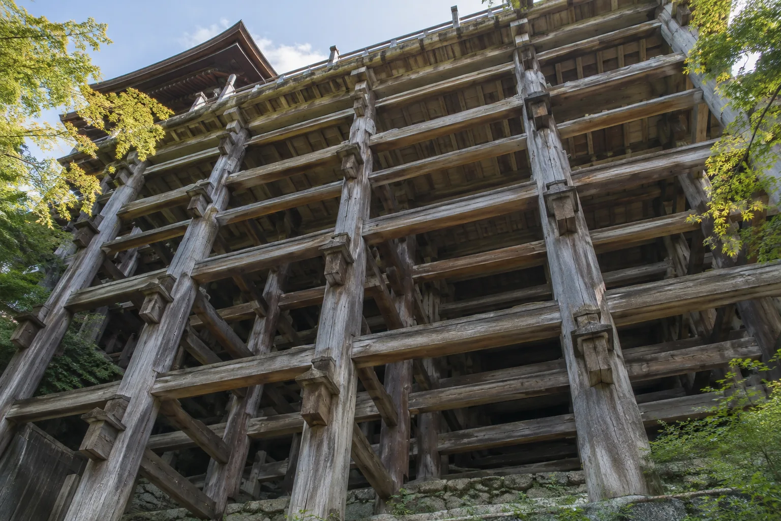 清水寺の舞台を下から見上げた大きな柱と格子状の木組み