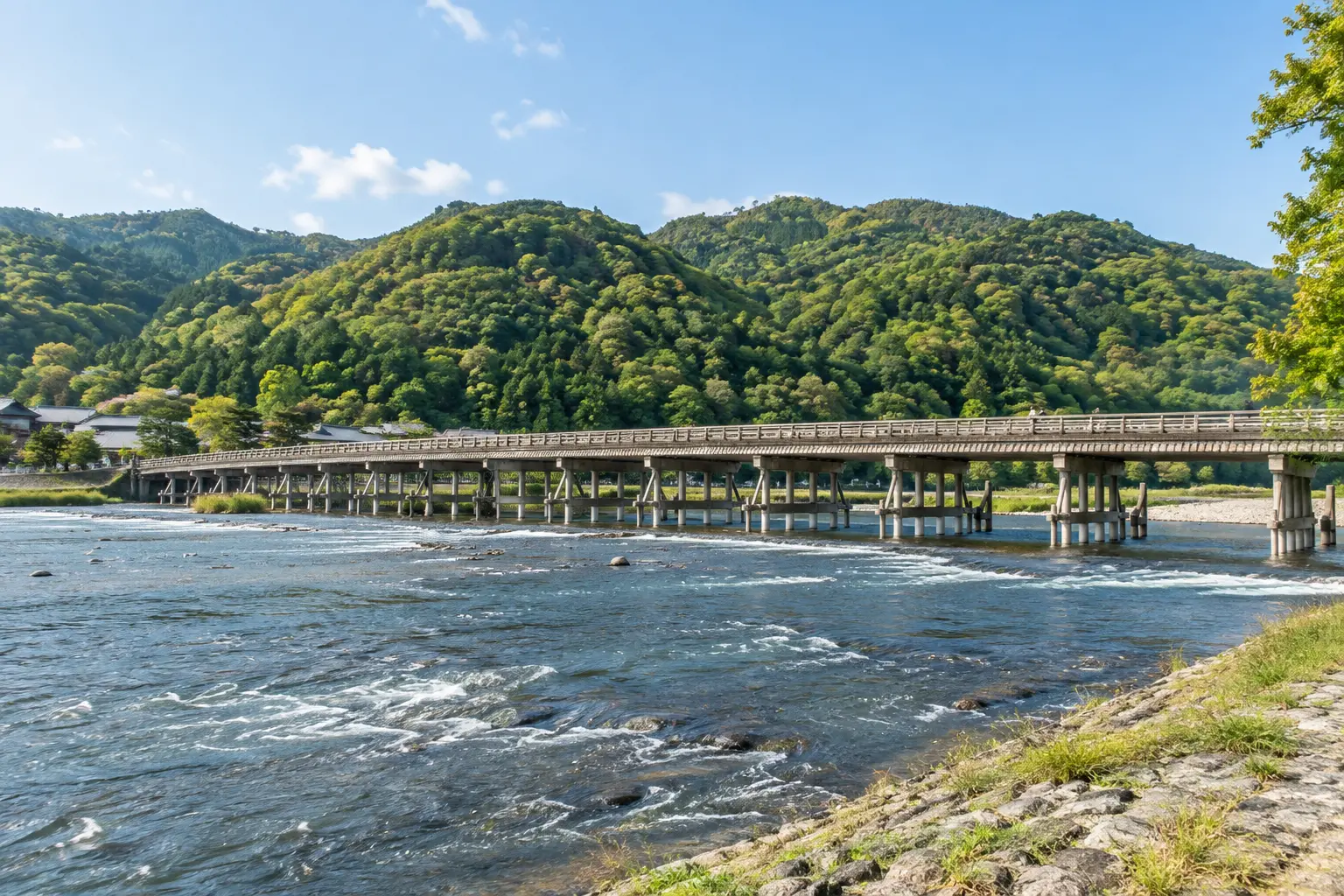 桂川に架かる渡月橋と、その背後に広がる嵐山の山並み