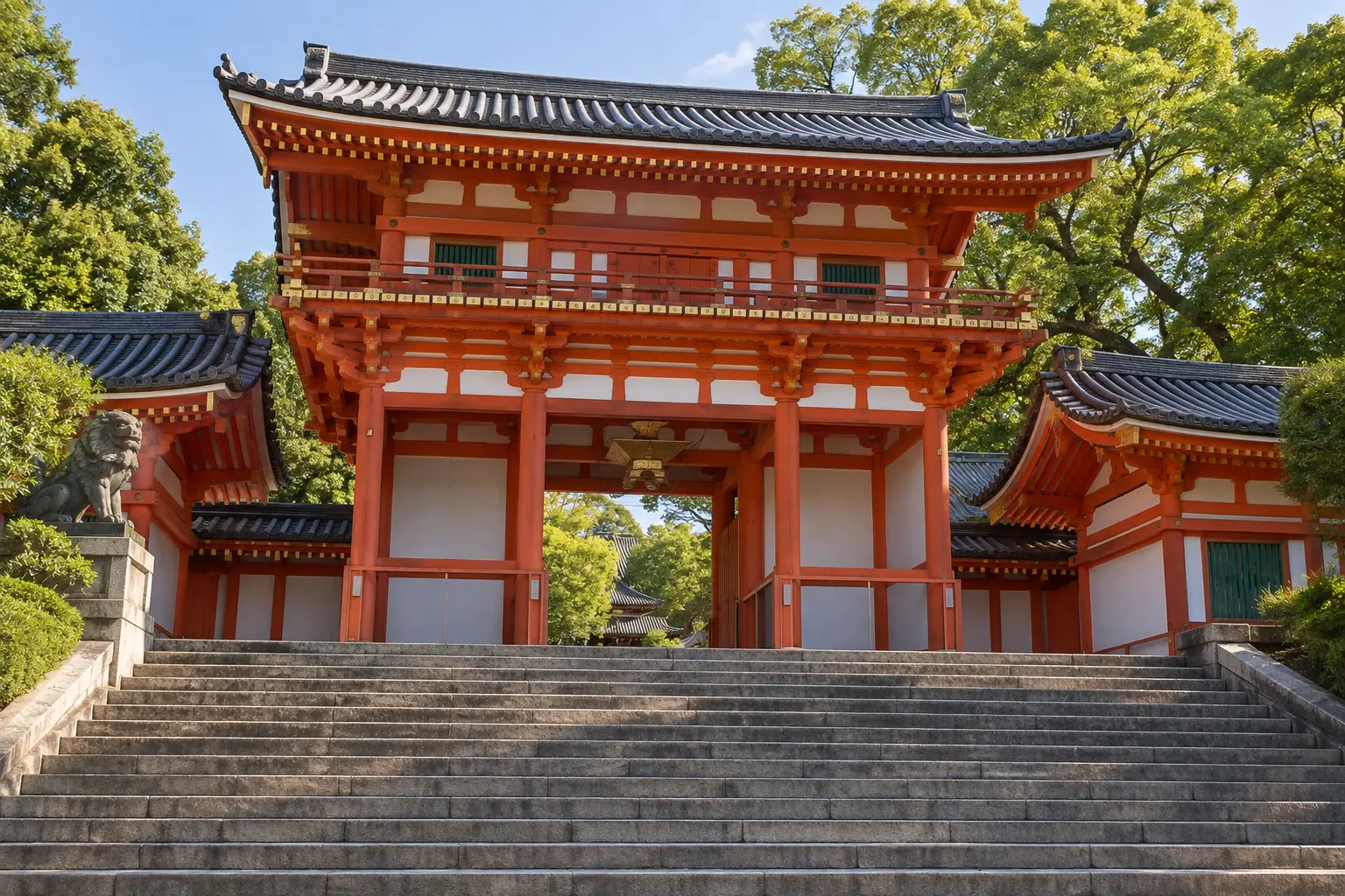 石段の上に立つ八坂神社の朱色の西楼門