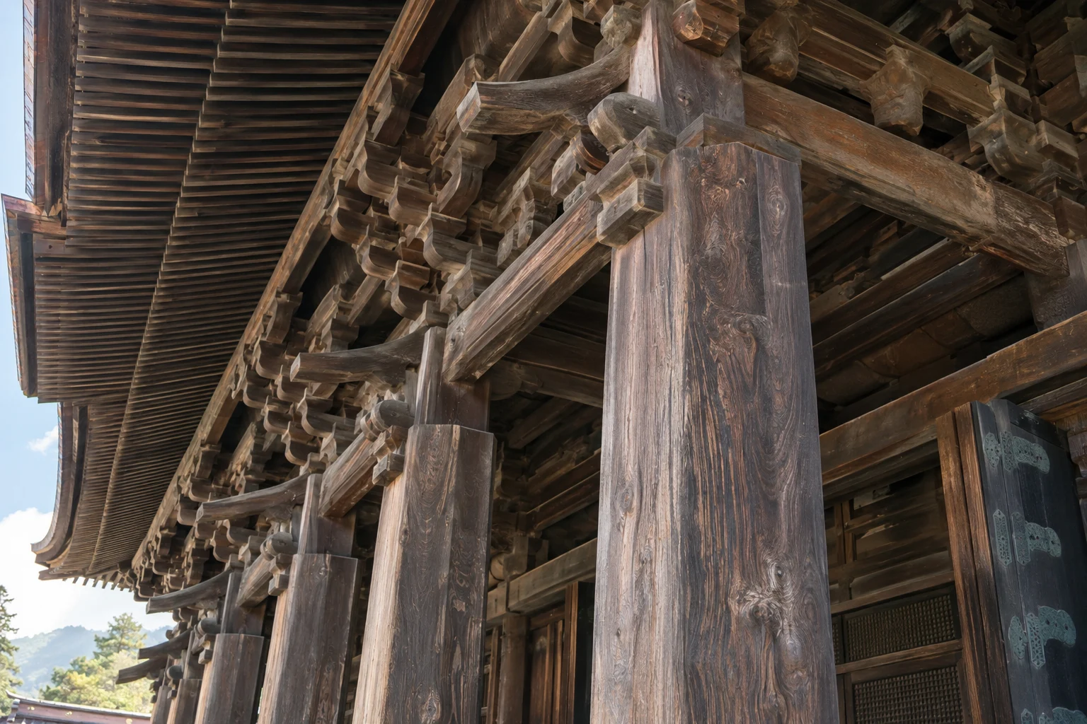 善光寺の本堂の軒下で重なる木組みと大きな柱