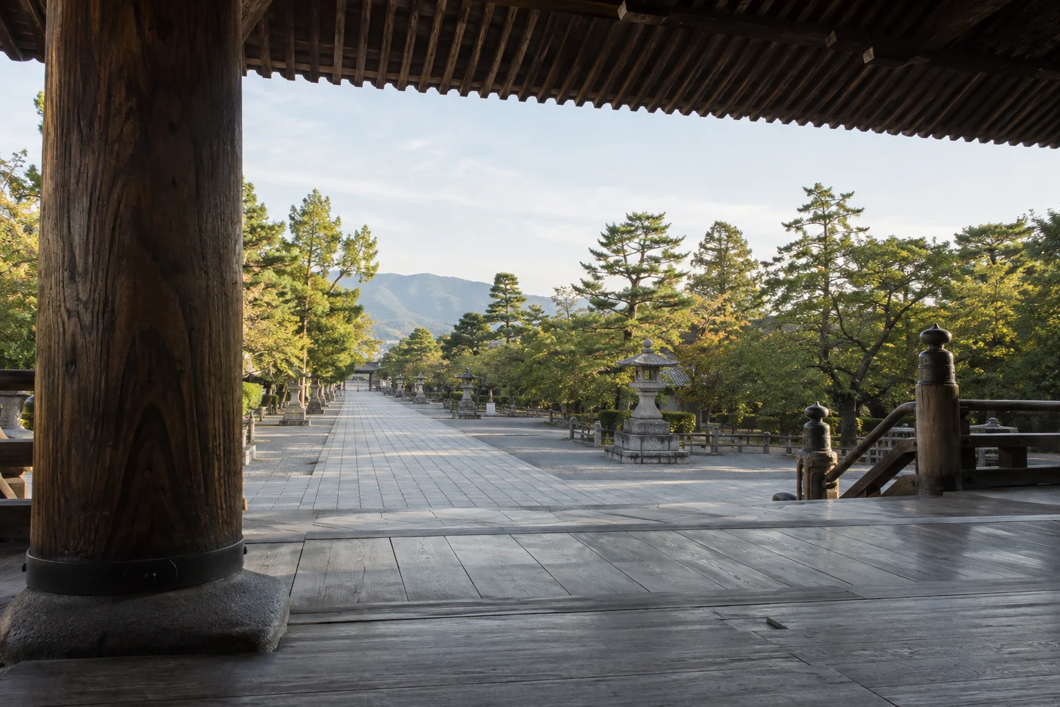 善光寺の本堂の軒下から柱越しに眺める石畳の参道